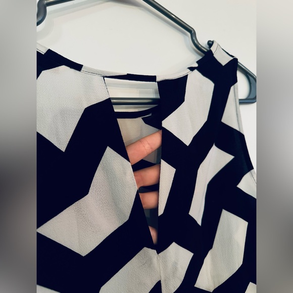 Geometric print sleeveless top Débardeur camisole Camaïeu noir blanc géométrique - Picture 2 of 3